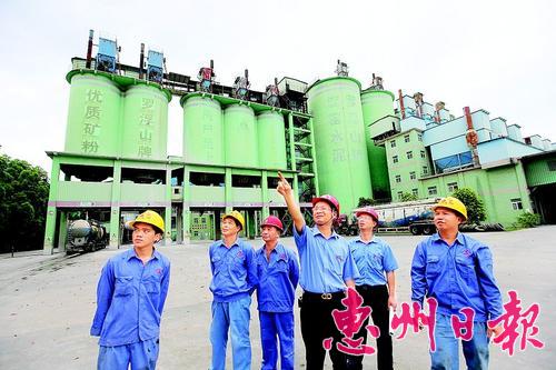     羅浮山水泥集團(tuán)有限公司董事長吳國 強(qiáng)（中）與員工一起研究企業(yè)課題。
    本報記者鐘暢新 攝
