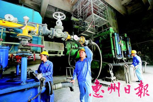 工人在生產(chǎn)車間維護(hù)保養(yǎng)機(jī)器設(shè)備。 本報記者鐘暢新 攝
