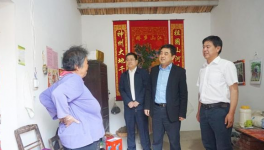 集團副總經(jīng)理、水泥股份黨委書記王建超到江老家村、元圩村扶貧慰問
