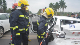 ?？谝唤叹氒嚺c水泥車發(fā)生碰撞導(dǎo)致5人受傷