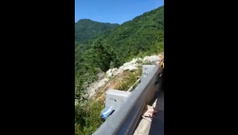 水泥跨區(qū)域銷售，水泥車翻下河壩發(fā)生事故！