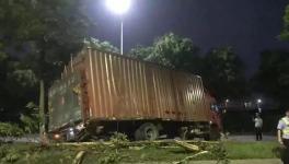 水泥運(yùn)輸車司機(jī)被困！緊急救援中... ...