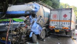 慘烈！滿載20噸水泥罐車與液化氣瓶貨車迎面相撞 ！