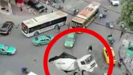 突發(fā)！路面塌陷，水泥罐車墜入大坑！