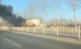 危險(xiǎn)！散裝水泥車起火燃燒，大火吞噬車頭（附視頻）